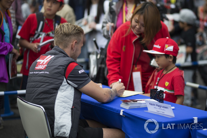 Kevin Magnussen, Haas F1 Team signs autographs for the fans