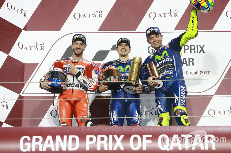 Podium : le deuxième, Andrea Dovizioso, Ducati Team; le vainqueur Maverick Viñales, Yamaha Factory Racing; le troisième, Valentino Rossi, Yamaha Factory Racing