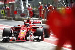 Kimi Raikkonen, Ferrar, stops in his pit