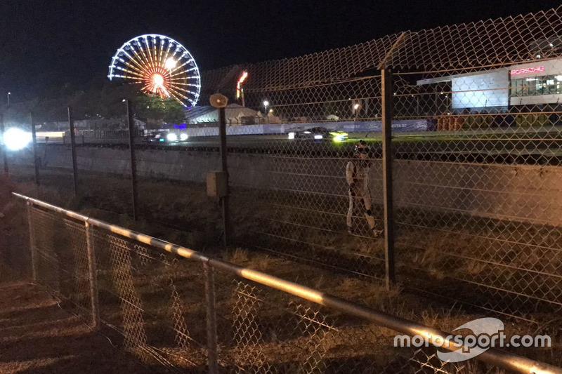 #9 Toyota, LaPierre regresa caminando a pits