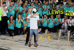 Lewis Hamilton, Mercedes AMG F1 fête sa victoire avec Thomas Weber, membre du conseil d'administration de Daimler AG et son équipe