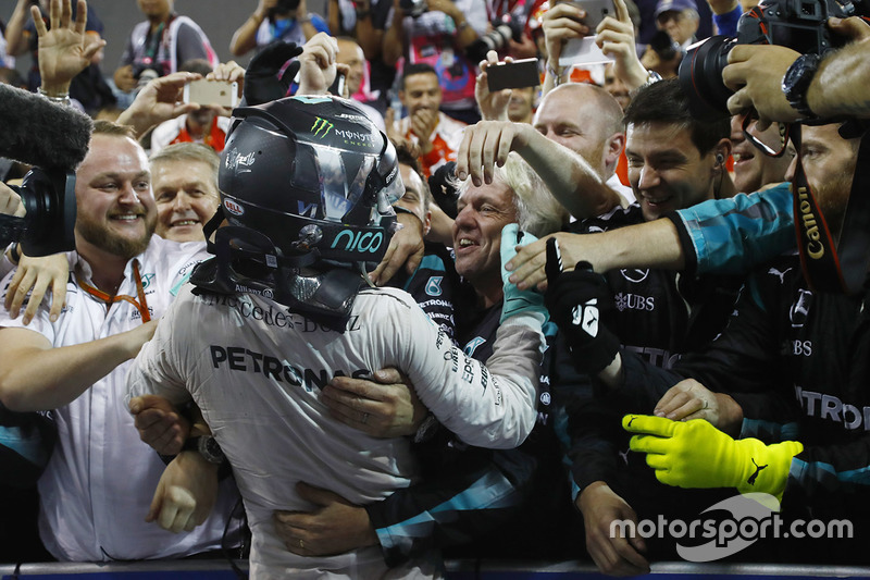 Segundo lugar y campeón del mundo Nico Rosberg, Mercedes AMG F1, celebra en el Parc Ferme