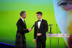 Chase Carey, voorzitter Formule 1 geeft de Rookie of the Year Award aan Charles Leclerc