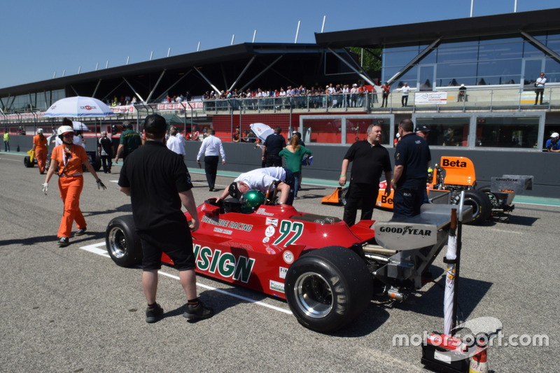 Monoposto storica di F1 in griglia