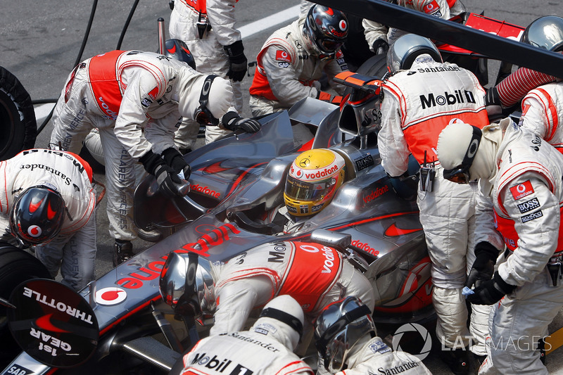 Lewis Hamilton, McLaren MP4-23, maakt een pitstop