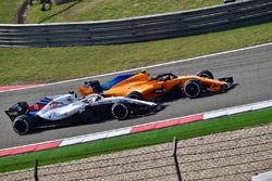 Lance Stroll, Williams FW41 et Stoffel Vandoorne, McLaren MCL33 en lutte