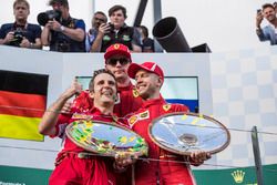 Podio: Inaki Rueda, estratega de carrera Ferrari, ganador de la carrera Sebastian Vettel, Ferrari y 