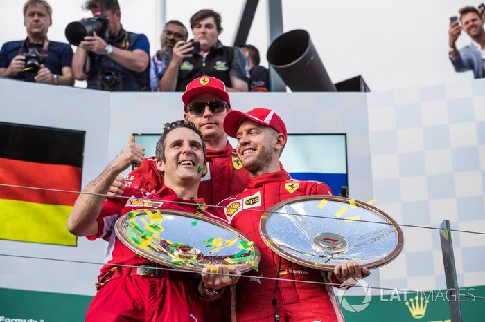 Podio: Inaki Rueda, estratega de carrera Ferrari, ganador de la carrera Sebastian Vettel, Ferrari y el tercer lugar Kimi Raikkonen, Ferrari
