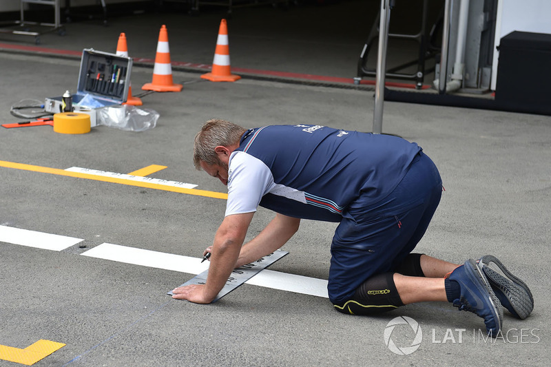 Williams mechanics marks out the pit box