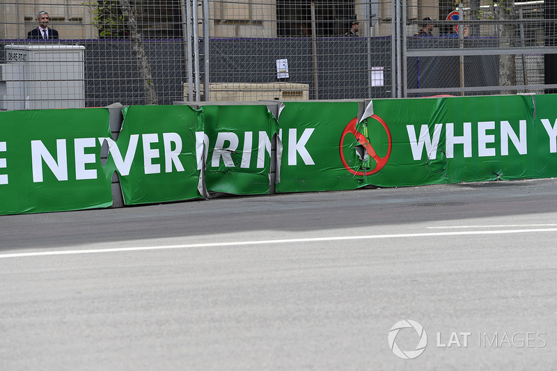 Max Verstappen, Red Bull Racing RB14 kazasından sonra bariyerler