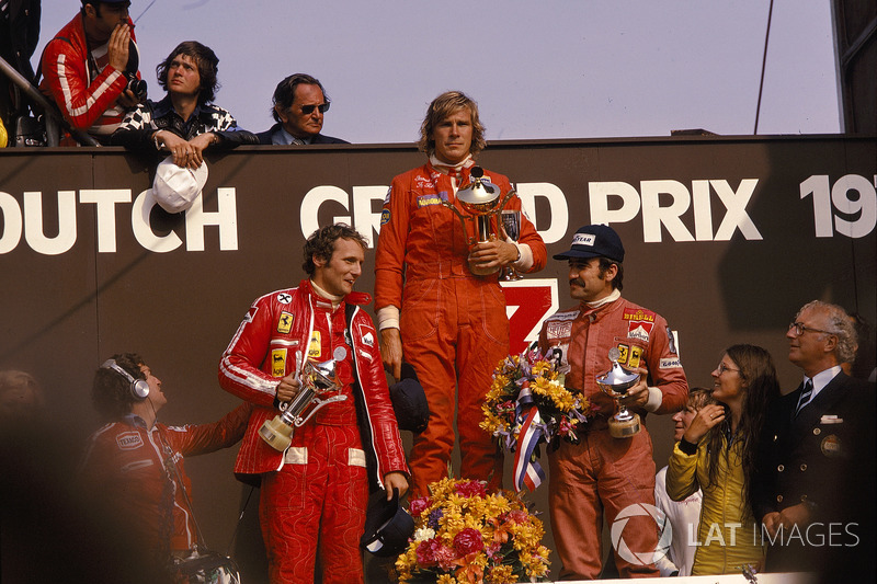 James Hunt, Hesketh, primera posición, Niki Lauda, Ferrari, segunda posición y Clay Regazzoni, Ferrari, tercera posición, en el podio