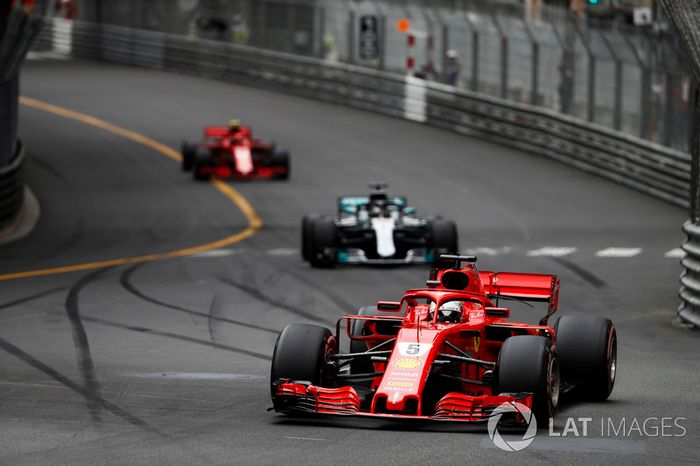 Sebastian Vettel, Ferrari SF71H, Lewis Hamilton, Mercedes AMG F1 W09 y Kimi Raikkonen, Ferrari SF71H
