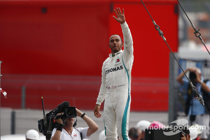 Lewis Hamilton, Mercedes AMG F1, festeggia la vittoria nel parco chiuso