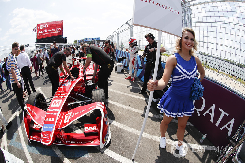 De auto van Jérôme d'Ambrosio, Dragon Racing, op de grid