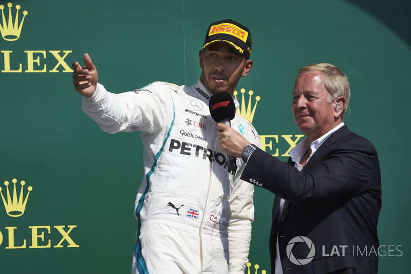 A su paso en la F1, Hamilton tiene 124 presencias en el podio, 75 de ellas fueron con el nomex blanco de Mercedes.