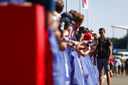 Romain Grosjean, Haas F1 Team, signe des autographes pour les fans