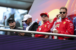 Valtteri Bottas, Mercedes-AMG F1, Lewis Hamilton, Mercedes-AMG F1, Kimi Raikkonen, Ferrari ve Sebastian Vettel, Ferrari pilotlar geçit töreninde