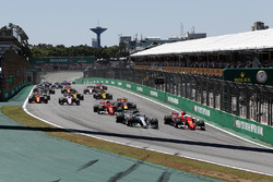 Валттері Боттас, Mercedes-Benz F1 W08Себастьян Феттель, Ferrari SF70H, лідирує на старті, Ferrari SF