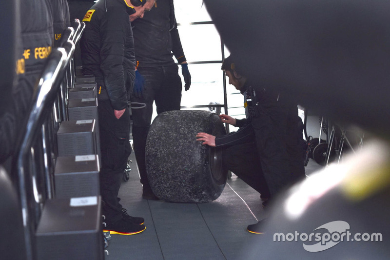 Инженеры Pirelli и McLaren изучают шину с автомобиля Фернандо Алонсо