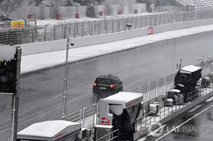 Une voiture en piste sous la neige