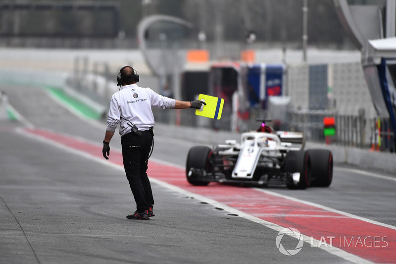 Marcus Ericsson, Alfa Romeo Sauber C37 y Alfa Romeo Sauber F1 Team mecánicos