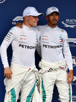 Lewis Hamilton, Mercedes-AMG F1 et Valtteri Bottas, Mercedes-AMG F1 dans le Parc Fermé