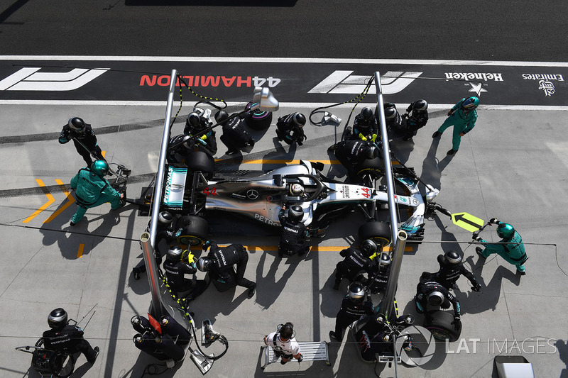 Lewis Hamilton, Mercedes AMG F1 W09, pit stop