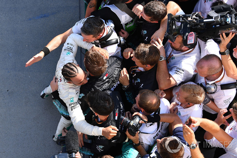 Le vainqueur Lewis Hamilton, Mercedes-AMG F1 dans le parc fermé