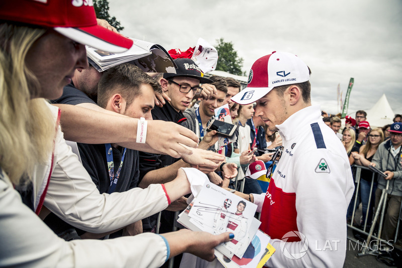 Charles Leclerc, Sauber firma autógrafos para los fanáticos