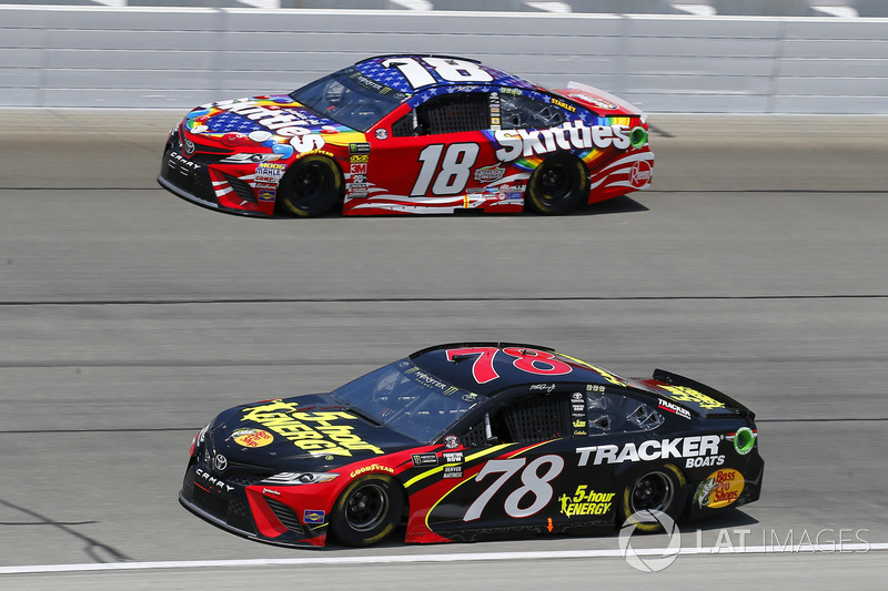 Martin Truex Jr., Furniture Row Racing, Toyota Camry 5-hour ENERGY/Bass Pro Shops e Kyle Busch, Joe Gibbs Racing, Toyota Camry Skittles Red White & Blue