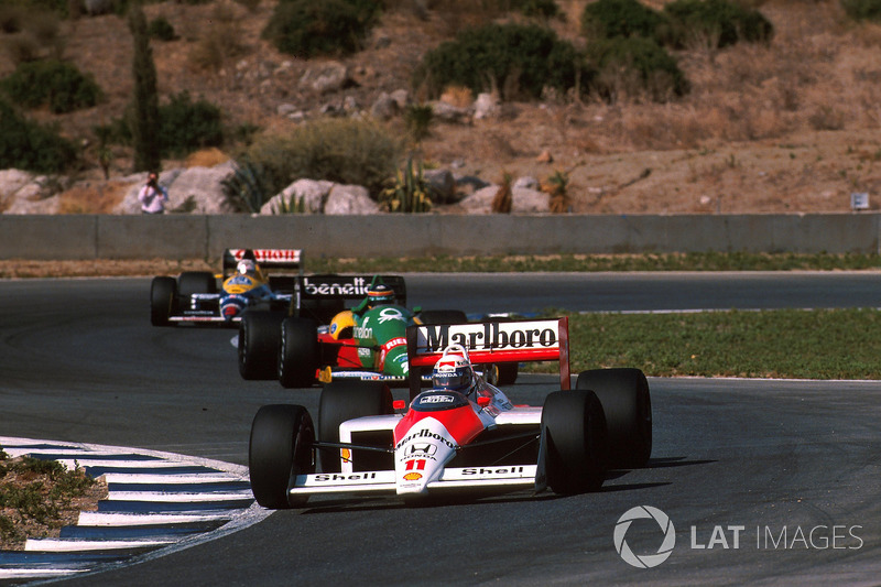 Alain Prost, McLaren MP4/4, devant Thierry Boutsen, Benetton B188, et Nigel Mansell, Williams FW12