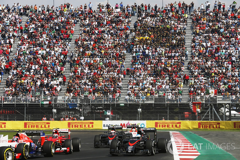 Alexander Rossi, Manor Marussia MR03, leads Kimi Raikkonen, Ferrari SF-15T, Fernando Alonso, McLaren