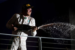 Pemenang balapan Nico Rosberg, Mercedes AMG F1 merayakan di podium.