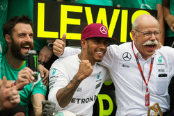Race winner Lewis Hamilton, Mercedes AMG F1 celebrates with Dr. Dieter Zetsche, Daimler AG CEO and t