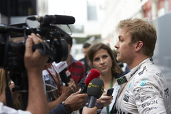 Ніко Росберг (Mercedes AMG F1) спілкується з представниками преси.