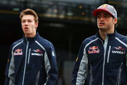 Carlos Sainz Jr., Scuderia Toro Rosso, con su compañero de equipo Daniil Kvyat, Scuderia Toro Rosso