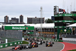 Sebastian Vettel, Ferrari SF16-H memimpin Nico Rosberg, Mercedes AMG F1 W07, Lewis Hamilton, Mercede