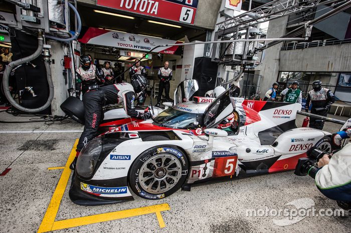 Parada en pits y el útlimo cambio de piloto #5 Toyota Racing Toyota TS050 Hybrid: Anthony Davidson, Sébastien Buemi, Kazuki Nakajima