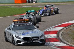 Nico Rosberg, Mercedes AMG F1 Team leads behind the FIA Safety Car