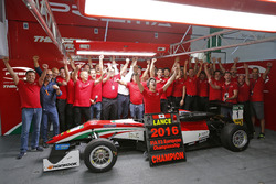 Чемпион 2016 года Лэнс Стролл, Prema Powerteam Dallara F312 – Mercedes-Benz празднует с командой