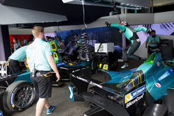 Pit stop practice for Nelson Piquet Jr., NEXTEV TCR Formula E Team