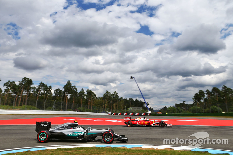 Nico Rosberg, Mercedes AMG F1 W07 Hybrid supera Sebastian Vettel, Ferrari SF16-H