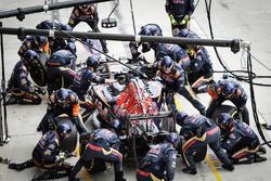 Carlos Sainz Jr., Scuderia Toro Rosso STR11 pit stop
