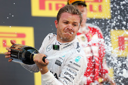 Подиум: победитель - Нико Росберг, Mercedes AMG F1 Team празднует с шампанским