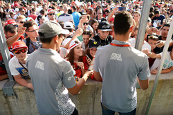 Rio Haryanto, Manor Racing, und Pascal Wehrlein, Manor Racing, geben Autogramme