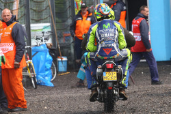 Валентино Россі, Yamaha Factory Racing, позаду на скутері після аварії