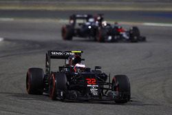 Jenson Button, McLaren MP4-31; Stoffel Vandoorne, McLaren MP4-31