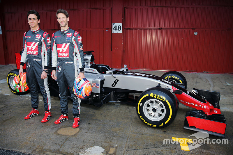 Esteban Gutierrez, Haas F1 Team, und Romain Grosjean, Haas F1 Team, enthüllen den Haas VF-17