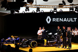 Фредерик Вассер, гоночный директор Renault F1 Team, Джолион Палмер, Кевин Магнуссен и Эстебан Окон,