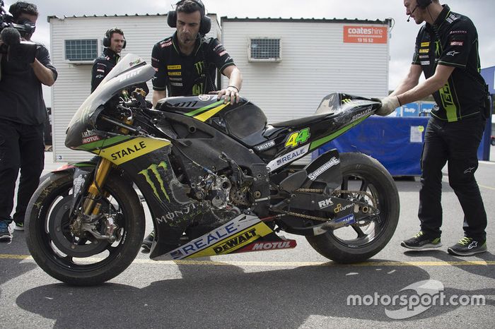 Pol Espargaró y su motcicleta después del accidente